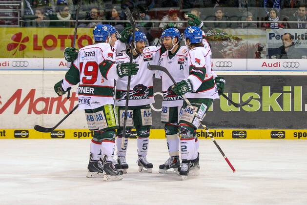 die Mannschaft freut sich ueber das Tor von Ryan BAYDA 18 (Augsburger Panther) ERC Ingolstadt vs. Augsburger Panther , Eishockey, DEL, 30.12.2013 Foto: Eibner EP_CKT