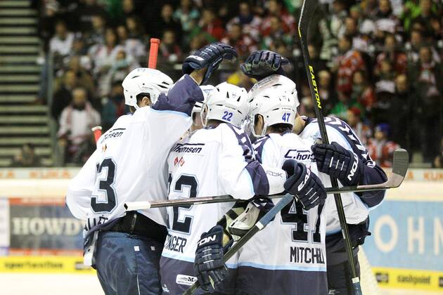 die Mannschaft freut sich ueber das Tor von Adam Mitchell 47 (Hamburg Freezers) Augsburger Panther vs. Hamburg Freezers, Eishockey, DEL, 10.01.2014 Foto: Eibner EP_ckt
