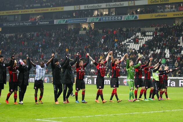 Die Spieler von Eintracht Frankfurt jubeln nach Spielende Fussball 1. Bundesliga, 18. Spieltag, Eintracht Frankfurt (F) - Hertha BSC Berlin (B) 1:0, am 25.01.2014 in Frankfurt Deutschland.