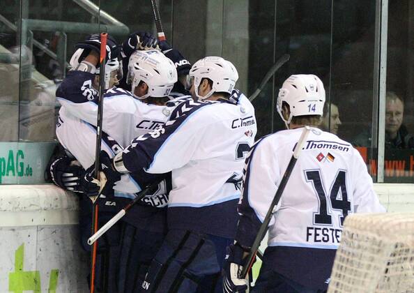 die Mannschaft freut sich über das Tor von David Wolf 89 (Hamburg Freezers) Augsburger Panther vs. Hamburg Freezers, Eishockey, DEL, 18.02.2014 EP_ckt