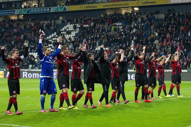 Die Spieler von Eintracht Frankfurt jubeln nach Spielende Fussball 1. Bundesliga, 27. Spieltag, Eintracht Frankfurt (F) - Borussia Mönchengladbach (MG) 1:0, am 26.03.2014 in Frankfurt Deutschland.