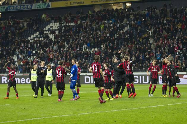 Die Spieler von Eintracht Frankfurt jubeln nach Spielende Fussball 1. Bundesliga, 27. Spieltag, Eintracht Frankfurt (F) - Borussia Mönchengladbach (MG) 1:0, am 26.03.2014 in Frankfurt Deutschland.