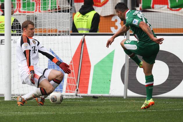 Torwartaktion von Manuel Neuer 1 (FC Bayern München), Raul Bobadilla 25 (FC Augsburg) FC Augsburg vs. FC Bayern München, Fussball, 1.Bundesliga, 05.04.2014 EP_ckt