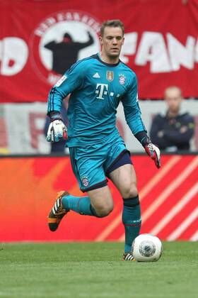 Torwartaktion von Manuel Neuer 1 (FC Bayern München) FC Bayern München vs. Borussia Dortmund, Fussball, 1.Bundesliga, 12.4.2014 EP_ckt
