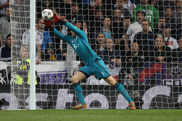 Torwartaktion von Manuel Neuer 1 (FC Bayern Muenchen) Real Madrid vs. FC Bayern Muenchen, Fussball, Champions League, 23.04.2014 EP_CKT