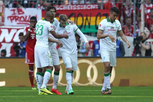 die Mannschaft freut sich ueber das Tor von Aaron Hunt 14 (SV Werder Bremen) FC Bayern Muenchen vs. SV Werder Bremen, Fussball, 1.Bundesliga, 26.4.2014 EP_ckt