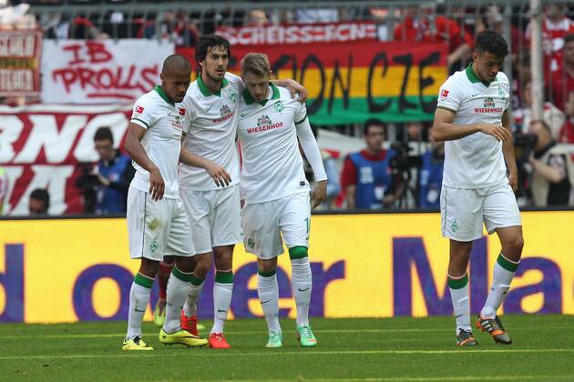 die Mannschaft freut sich ueber das Tor von Aaron Hunt 14 (SV Werder Bremen) FC Bayern Muenchen vs. SV Werder Bremen, Fussball, 1.Bundesliga, 26.4.2014 EP_ckt