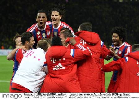 die Mannschaft freut sich ueber das Tor von Thomas Mueller 25 (FC Bayern München), Jerome Boateng 17 (FC Bayern München), Daniel Van Buyten 5 (FC Bayern München) Borussia Dortmund vs. FC Bayern München, DFB-Pokalfinale, Fussball, 17.05.2014, EP_CKT
