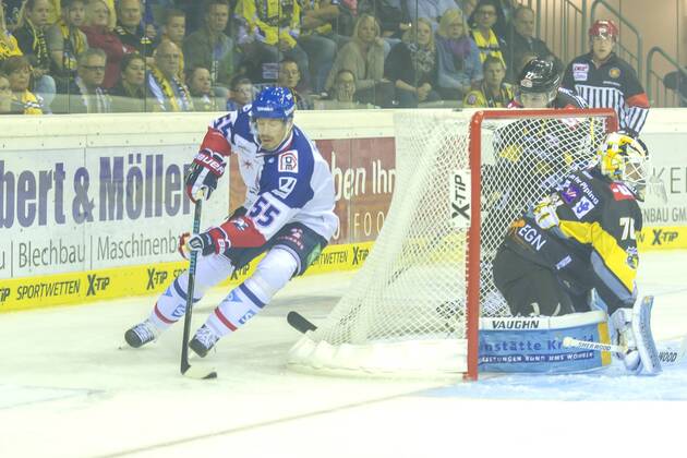 Krefeld, Deutschland 14. September 2014: 1. Bundesliga 14 15 - Krefeld Pinguine vs. Adler Mannheim. Jochen Hecht (Mannheim) ot
