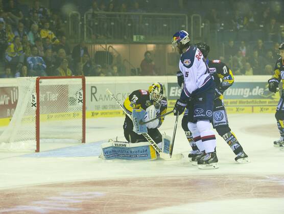 Krefeld, Deutschland 19. September 2014: 1. Bundesliga 14 15 - Krefeld Pinguine vs. EHC Red Bull Muenchen. Tomas Duba (Krefeld),Felix Schuetz (Muenchen),Joshua Meyers (Krefeld) ot