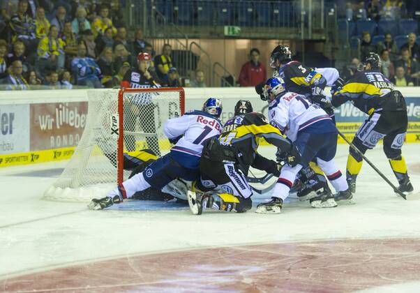 Krefeld, Deutschland 19. September 2014: 1. Bundesliga 14 15 - Krefeld Pinguine vs. EHC Red Bull Muenchen. turbolenzen vor den Tor der Krefelder. ot
