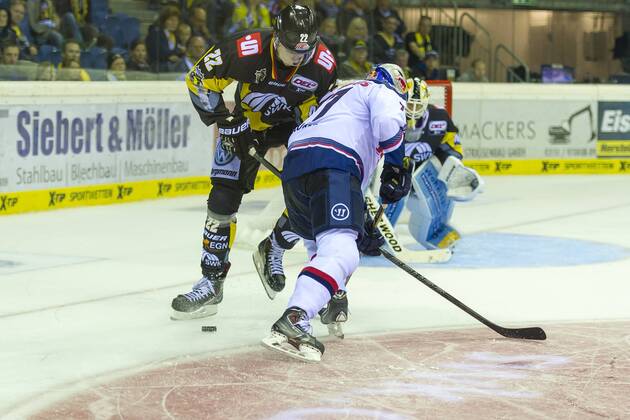 Krefeld, Deutschland 19. September 2014: 1. Bundesliga 14 15 - Krefeld Pinguine vs. EHC Red Bull Muenchen. Daryl Boyle (Muenchen) ot
