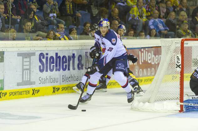 Krefeld, Deutschland 19. September 2014: 1. Bundesliga 14 15 - Krefeld Pinguine vs. EHC Red Bull Muenchen. Benedikt Brueckner (Muenchen) ot