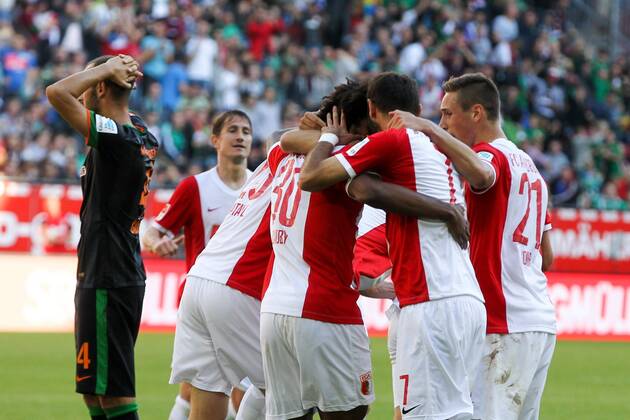 die Mannschaft freut sich ueber das Tor von Tobias Werner 13 (FC Augsburg) FC Augsburg vs. Werder Bremen, Fussball, 1.Bundesliga, 20.09.2014 EP_ckt
