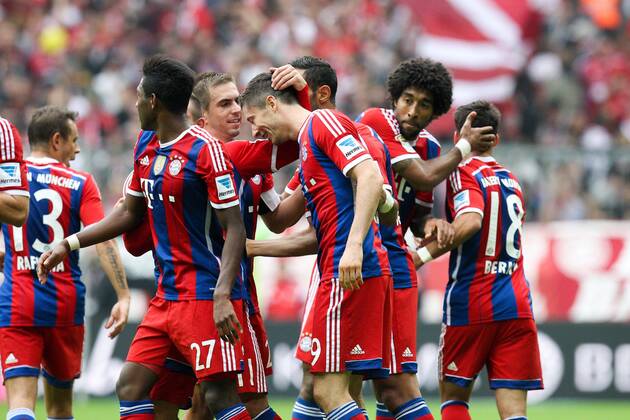 die Mannschaft freut sich über das Tor von Robert Lewandowski 9 (FC Bayern München) FC Bayern München vs. Hannover 96, Fussball, 1.Bundesliga, 04.10.2014 EP_ckt