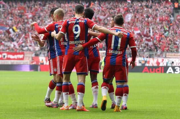 die Mannschaft freut sich über das Tor von Arjen Robben 10 (FC Bayern München) FC Bayern München vs. Hannover 96, Fussball, 1.Bundesliga, 04.10.2014 EP_ckt