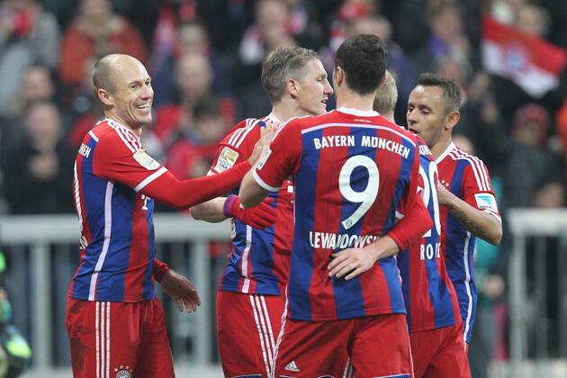 die Mannschaft freut sich über das Tor von Arjen Robben 10 (FC Bayern München) FC Bayern München vs. TSG 1899 Hoffenheim, Fussball, 1.Bundesliga, 22.11.2014 EP_ckt