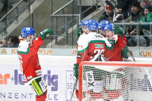 die Mannschaft freut sich ueber das Tor von Dan DaSilva 22 (Augsburger Panther) ,Augsburger Panther vs. Straubinger Tigers, Eishockey, DEL, 05.12.2014 EP_CKT