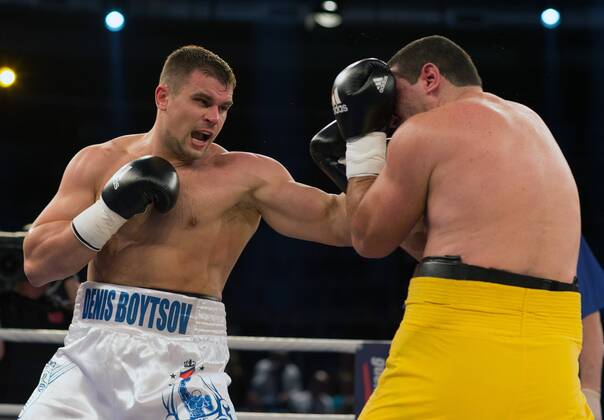 Oldenburg, 06.12.2014 Heavyweight George Arlas ( Brasil) vs Denis Boytsow ( Russia) Boytsov (links) gewann den Kampf nach Punkten.