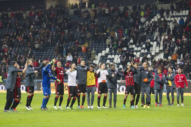 Die Spieler von Eintracht Frankfurt jubeln nach Spielende Fussball 1. Bundesliga, 14. Spieltag, Eintracht Frankfurt (F) - SV Werder Bremen (HB) 5:2 am 07.12.2014 in Frankfurt Deutschland.