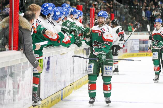 die Mannschaft freut sich ueber das Tor von Greg Moore 26 (Augsburger Panther), Jeffery Woywitka 6 (Augsburger Panther) ,Augsburger Panther vs. Koelner Haie, Eishockey, DEL, 12.12.2014 , EP_CKT