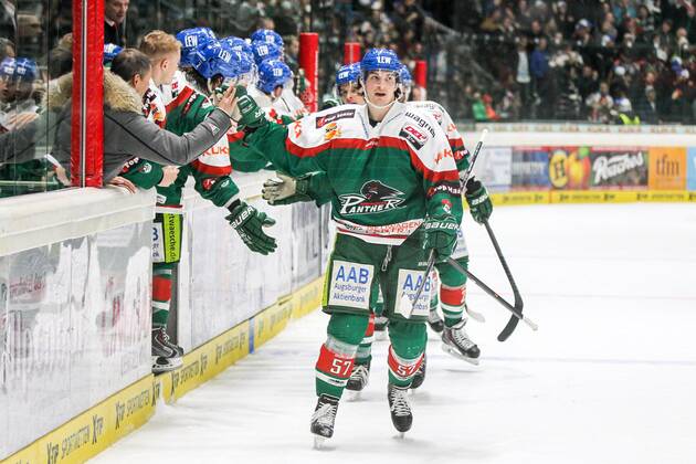 die Mannschaft freut sich ueber das Tor von Greg Moore 26 (Augsburger Panther), Daniel Weiss 57 (Augsburger Panther) ,Augsburger Panther vs. Koelner Haie, Eishockey, DEL, 12.12.2014 , EP_CKT