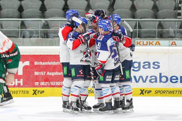 die Mannschaft freut sich ueber das Tor von Kai Hospelt 18 (Adler Mannheim) , Augsburger Panther vs. Adler Mannheim, Eishockey, DEL, 09.01.2015 , EP_CKT
