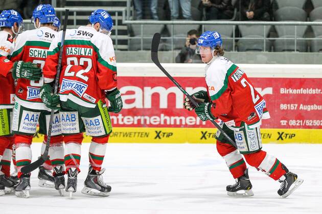 die Mannschaft freut sich ueber das Tor von T.J. Trevelyan 24 (Augsburger Panther) , Augsburger Panther vs. ERC Ingolstadt, Eishockey, DEL, 23.01.2015 , EP_CKT