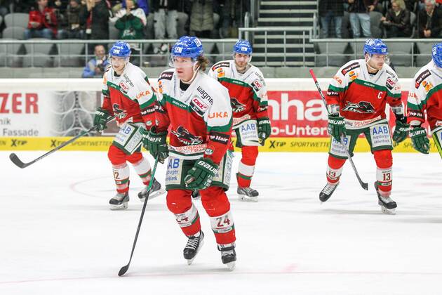 die Mannschaft freut sich ueber das Tor von T.J. Trevelyan 24 (Augsburger Panther) , Augsburger Panther vs. ERC Ingolstadt, Eishockey, DEL, 23.01.2015 , EP_CKT