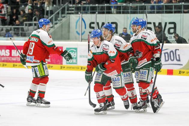 die Mannschaft freut sich ueber das Tor von T.J. Trevelyan 24 (Augsburger Panther) , Augsburger Panther vs. Thomas Sabo Ice Tigers, Eishockey, DEL, 30.01.2015 EP_ckt