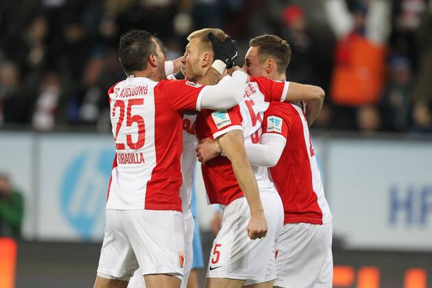 die Mannschaft freut sich ueber das Tor von Ragnar Klavan 5 (FC Augsburg) , FC Augsburg vs. Eintracht Frankfurt, Fussball, 1.Bundesliga, 08.02.2015 , EP_CKT