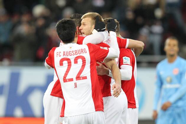 die Mannschaft freut sich ueber das Tor von Ragnar Klavan 5 (FC Augsburg) , FC Augsburg vs. Eintracht Frankfurt, Fussball, 1.Bundesliga, 08.02.2015 , EP_CKT