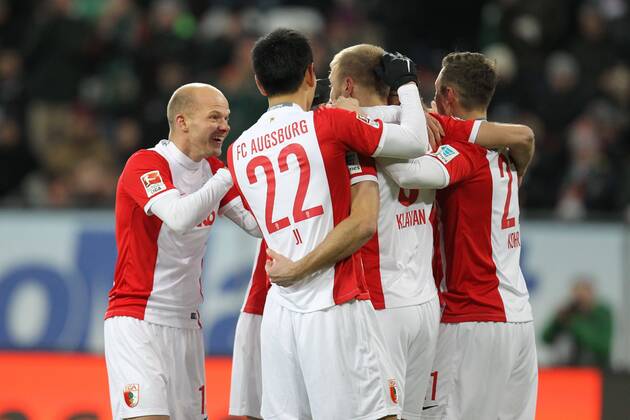 die Mannschaft freut sich ueber das Tor von Ragnar Klavan 5 (FC Augsburg), Tobias Werner 13 (FC Augsburg) , FC Augsburg vs. Eintracht Frankfurt, Fussball, 1.Bundesliga, 08.02.2015 , EP_CKT