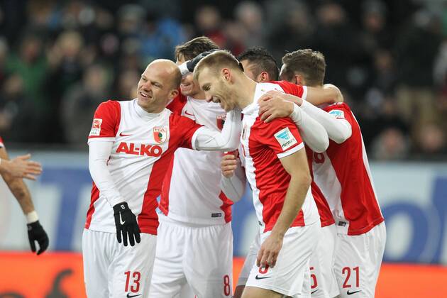 die Mannschaft freut sich ueber das Tor von Ragnar Klavan 5 (FC Augsburg), Tobias Werner 13 (FC Augsburg) , FC Augsburg vs. Eintracht Frankfurt, Fussball, 1.Bundesliga, 08.02.2015 , EP_CKT