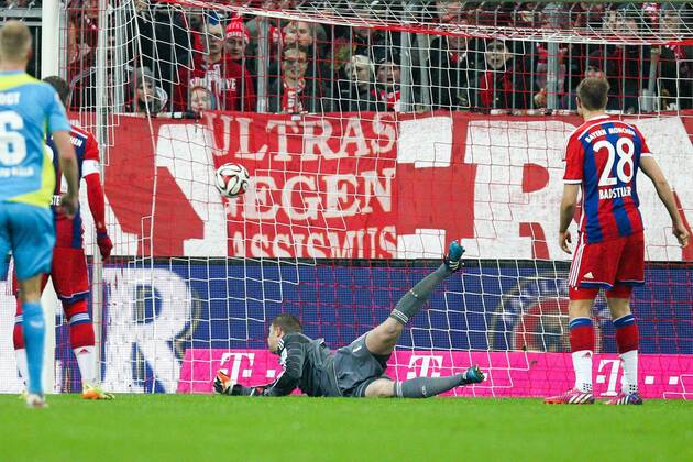 Torwartaktion von Manuel Neuer 1 (FC Bayern Muenchen) kann das Tor nicht klaeren , FC Bayern Muenchen vs. 1. FC Koeln, Fussball, 1.Bundesliga, 27.02.2015 EP_ckt