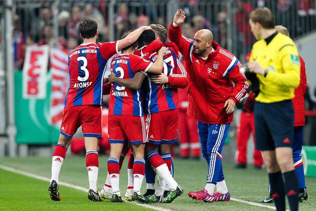 die Mannschaft freut sich ueber das Tor von David Alaba 27 (FC Bayern Muenchen) , FC Bayern Muenchen vs. Eintracht Braunschweig, Fussball, DFB-Pokal, 04.03.2015 EP_ckt