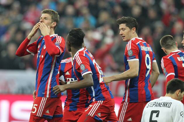 die Mannschaft freut sich ueber das Tor von Thomas Mueller 25 (FC Bayern Muenchen) , FC Bayern Muenchen vs. Schachtar Donezk, Fussball, Champions League, 11.03.2015 EP_ckt
