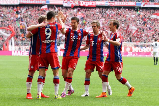die Mannschaft freut sich ueber das Tor von Robert Lewandowski 9 (FC Bayern Muenchen) , FC Bayern Muenchen vs. Eintracht Frankfurt, Fussball, 1.Bundesliga, 11.04.2015 EP_ckt