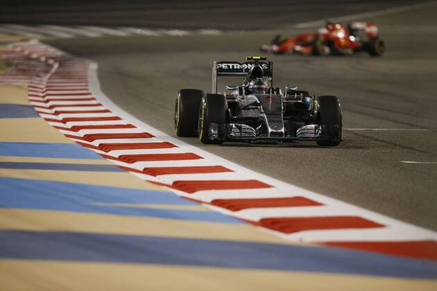 17. - 19.04.2015, FORMULA 1 GULF AIR BAHRAIN GRAND PRIX , Nico Rosberg(GER 6), Mercedes AMG Petronas F1 Team, Sebastian Vettel (GER 5), Scuderia Ferrari DeFodi506
