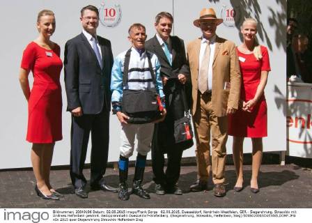 02.08.2015, Duesseldorf, Nordrhein-Westfalen, GER - Siegerehrung. Strasoldo mit Andreas Helfenbein gewinnt. Galopprennbahn Duesseldorf-Grafenberg. (Siegerehrung, Strasoldo, Helfenbein, Sieg) 505S020815DUESSELDORF