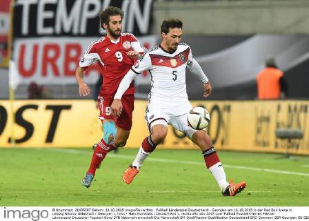 Fußball Länderspiel Deutschland - Georgien am 11.10.2015 in der Red Bull Arena in Leipzig Nikoloz Gelashvilli ( Georgien ), links - Mats Hummels ( Deutschland ), rechts xRx