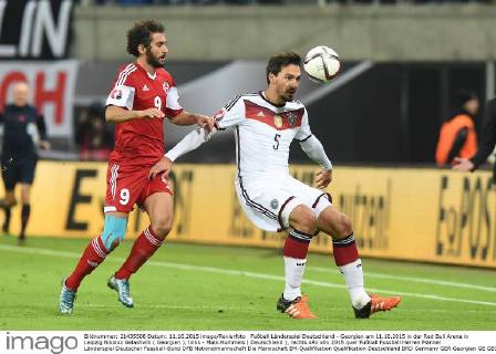 Fußball Länderspiel Deutschland - Georgien am 11.10.2015 in der Red Bull Arena in Leipzig Nikoloz Gelashvilli ( Georgien ), links - Mats Hummels ( Deutschland ), rechts xRx