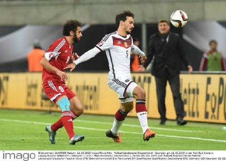 Fußball Länderspiel Deutschland - Georgien am 11.10.2015 in der Red Bull Arena in Leipzig Nikoloz Gelashvilli ( Georgien ), links - Mats Hummels ( Deutschland ), rechts xRx