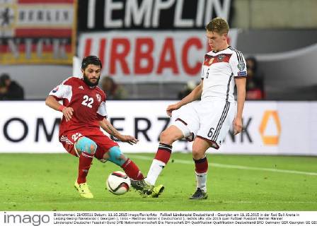 Fußball Länderspiel Deutschland - Georgien am 11.10.2015 in der Red Bull Arena in Leipzig Georgi Navalovski ( Georgien ), links - Matthias Ginter ( Deutschland ), rechts xRx