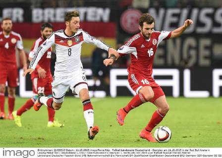 Fußball Länderspiel Deutschland - Georgien am 11.10.2015 in der Red Bull Arena in Leipzig Mesut Özil ( Deutschland ), links - Nika Kvekveskiri ( Georgien ), rechts xRx