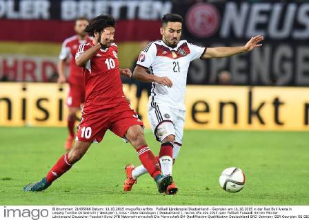 Fußball Länderspiel Deutschland - Georgien am 11.10.2015 in der Red Bull Arena in Leipzig Tornike Okriashvilli ( Georgien ), links - Ilkay Gündogan ( Deutschland ), rechts xRx