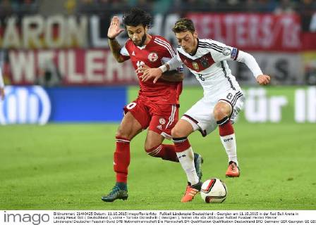 Fußball Länderspiel Deutschland - Georgien am 11.10.2015 in der Red Bull Arena in Leipzig Mesut Özil ( Deutschland ), vorne - Tornike Okriashvilli ( Georgien ), hinten xRx