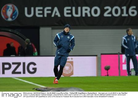 Fußball EM-Qualifikation Deutschland - Georgien am 11.10.2015 in der Red Bull Arena in Leipzig Bastian Schweinsteiger ( Deutschland ) beim warm machen xTTx