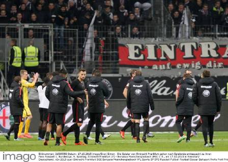 Die Spieler von Eintracht Frankfurt gehen nach Spielende enttaeuscht zu ihren Fans Fussball 1. Bundesliga, 9. Spieltag, Eintracht Frankfurt (F) - Borussia Moenchengladbach (MG) 1:5 , am 17.10.2015 in Frankfurt Deutschland.