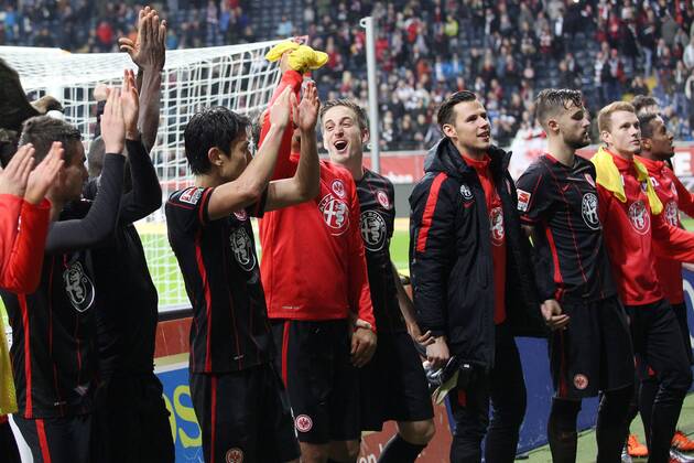 Die Spieler von Eintracht Frankfurt jubeln nach Spielende Fussball 1. Bundesliga, 17. Spieltag, Eintracht Frankfurt (F) - SV Werder Bremen (HB) 2:1 , am 19.12.2015 in Frankfurt Deutschland.